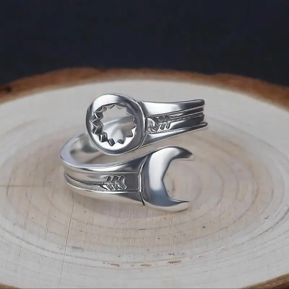 🆕️ 925 Stamped Elegant Silver Wrench Design Ring NWOT